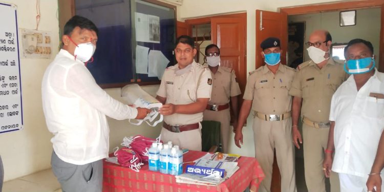 କରୋନା ଯୋଦ୍ଧାଙ୍କୁ ମାସ୍କ ଓ ସାନିଟା ଇଜର ବାଣ୍ଟିଲେ ଜିଲ୍ଲା ବିଜେଡି ଯୁବ ସଭାପତି ଲିଙ୍ଗରାଜ