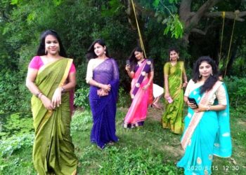 କରୋନା ଲାଗି ରଜ ମଉଜ ଫିକା ପଡି ଯାଇଥିଲେ ହେଁ ଘର ଅଗଣା ଓ ବାଡିପଟୁ ଝିଅଙ୍କ ସୁଲଳିତ କଣ୍ଠରୁ ଭାସିଆସୁଛି ବନସ୍ତେ  ଡ଼ାକିଲା ଗଜ,…