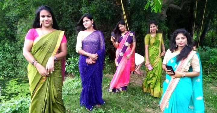 କରୋନା ଲାଗି ରଜ ମଉଜ ଫିକା ପଡି ଯାଇଥିଲେ ହେଁ ଘର ଅଗଣା ଓ ବାଡିପଟୁ ଝିଅଙ୍କ ସୁଲଳିତ କଣ୍ଠରୁ ଭାସିଆସୁଛି ବନସ୍ତେ  ଡ଼ାକିଲା ଗଜ,…