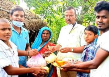 କରୋନା ସୃଷ୍ଟିକଲା ଗାଁର ମୋହ … ବାପା ନିରଞ୍ଜନଙ୍କ ସହ ଡାକ୍ତରୀଛାତ୍ର ଦିବ୍ୟରଞ୍ଜନ ଅସହାୟ ବସ୍ତୀବାସିନ୍ଦାଙ୍କୁ କଲେ ରିଲିଫ ବଂଟନ