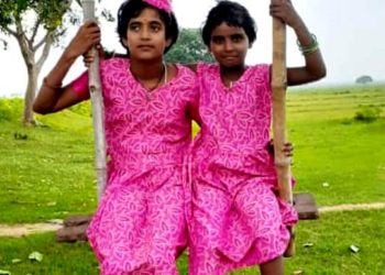 କରୋନା ପ୍ରଭାବରେ ଫିକା ପଡିଲା ରଜମଉଜ,ନିଜ ଘର ଅଗଣାରେ ଝିଅ ମାନେ ଖେଳିଲେ ଦୋଳି