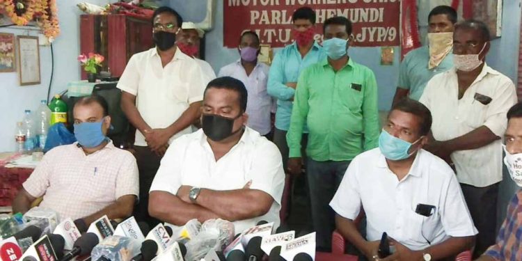 ଗାଡ଼ି ଚାଲିବା ବ୍ୟବସ୍ଥାକୁ ନେଇ ଗଜପତି ମୋଟର ୟୁନିଅନ ଉଠାଇଛି ପ୍ରଶ୍ନ …