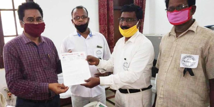 ଅଲ ଇଣ୍ଡିଆ ଗାର୍ଡ କାଉନସିଲ ଇଷ୍ଟକୋଷ୍ଟ ରେଲୱେ ଖୋର୍ଧାରୋଡ଼ ଡିଭିଜନ ପକ୍ଷରୁ ଦିନିକିଆ କଳାଦିବସ ପାଳିତ ହୋଇଯାଇଛି .