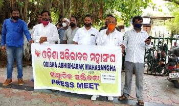 ଉଚ୍ଚ ନ୍ୟାୟାଳୟର ଶେଷ  ନିର୍ଦେଶ  ନ ଆସିବା ପ୍ରର୍ଯ୍ୟନ୍ତ  ଫି ପୈଠ ନ କରିବାକୁ ଅଭିଭାବକ ମାନଙ୍କୁ ଅନୁରୋଧ କଲା ଓଡିଶା ଅଭିଭାବକ ମହାସଂଘ