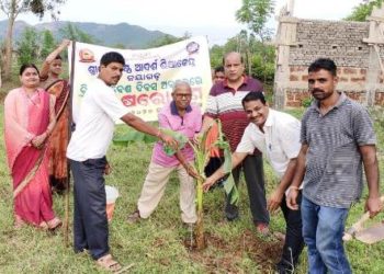 ଶ୍ରୀ ରାମକୃଷ୍ଣ ଆଦର୍ଶ ଶିକ୍ଷାକେନ୍ଦ୍ରରେ ବିଶ୍ବ ପରିବେଶ ଦିବସ ପାଳନ ଅବସରରେ ବୃକ୍ଷ ରୋପଣ