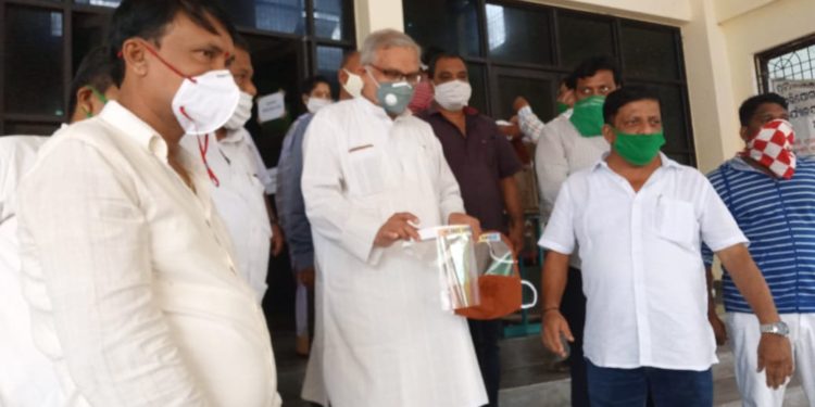 ବ୍ରହ୍ମପୁର ସାଂସଦ ଚନ୍ଦ୍ର ଶେଖର ସାହୁ ଙ୍କ ଗଜପତି ଜିଲ୍ଲାରେ, ଜିଲ୍ଲା ପ୍ରଶାସନ ଦ୍ଵାରା କୋଭିଡ୍ ମୁକାବିଲା ପାଇଁ ନିଆଯାଇଥିବା ପଦକ୍ଷେପକୁ ପ୍ରଂଶସା