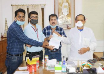 ବଜରଙ୍ଗନଗର ନାଗରିକ ସଂଘ ପକ୍ଷରୁ ମୁଖ୍ୟମନ୍ତ୍ରୀଙ୍କ ରିଲିଫ୍‌ ପାଣ୍ଠିକୁ : ୧୫ ହଜାର ୧୦୦ ଟଙ୍କା ପ୍ରଦାନ