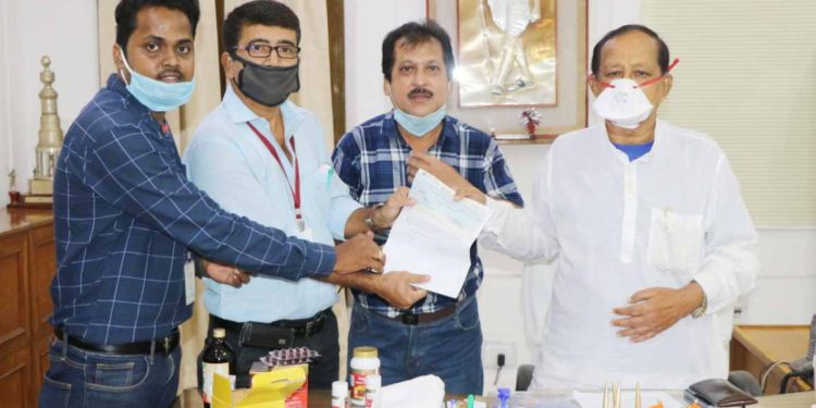 ବଜରଙ୍ଗନଗର ନାଗରିକ ସଂଘ ପକ୍ଷରୁ ମୁଖ୍ୟମନ୍ତ୍ରୀଙ୍କ ରିଲିଫ୍‌ ପାଣ୍ଠିକୁ : ୧୫ ହଜାର ୧୦୦ ଟଙ୍କା ପ୍ରଦାନ