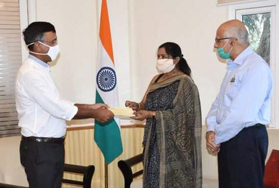 ଓଡିଶାରେ କୋଭିଡ-୧୯ ବିପର୍ଯ୍ୟୟ କାଳରେ CMRFକୁ ୨ କୋଟି ୫୦ଲକ୍ଷ ଟଙ୍କା  ଦେଲେ – ବିଶିଷ୍ଟ ଗାଳ୍ପିକା ସୁସ୍ମିତା ବାଗଚି