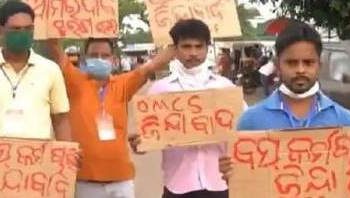 ବସ୍ ଡ୍ରାଇଭର ଙ୍କ ହରତାଳ ଦାବି ପୂରଣ ନହେଲେ ଗାଡି ଚଳେଇବୁ ନାହିଁ