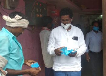 କରୋନା ମହାମାରୀର ସଚେତନତା କରାଇ ମାସ୍କ ବାଣ୍ଟିଲେ ବିଧାୟକ ପ୍ରକାଶ ମାଝୀ