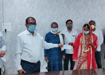 ଆଦର୍ଶ ବିବାହ ପରେ ନବଦମ୍ଫତ୍ତିଙ୍କ ଦ୍ୱାରା ମୁଖ୍ୟମନ୍ତ୍ରୀ ରିଲିଫ ପାଣ୍ଠିକୁ ବିବାହ ଖର୍ଚ୍ଚ ପ୍ରଦାନ କରି ଉଦାହରଣ ସୃଷ୍ଟି କଲେ – ବିଜୁଯୁବଜନତା ଦଳର ରାଜ୍ୟ ସାଧାରଣ ସମ୍ପାଦକ ।