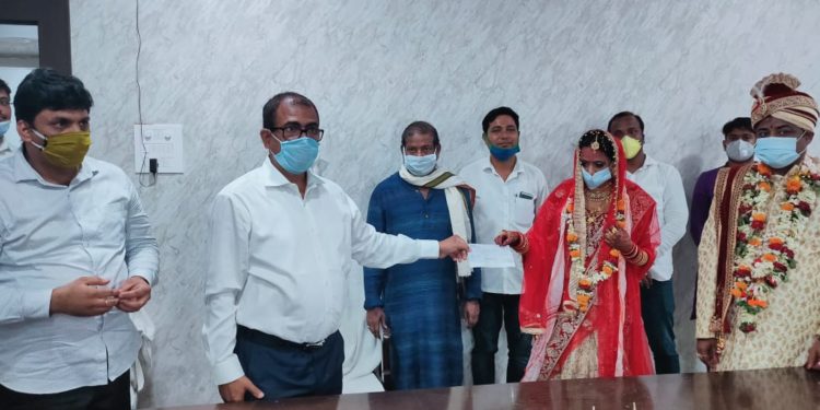 ଆଦର୍ଶ ବିବାହ ପରେ ନବଦମ୍ଫତ୍ତିଙ୍କ ଦ୍ୱାରା ମୁଖ୍ୟମନ୍ତ୍ରୀ ରିଲିଫ ପାଣ୍ଠିକୁ ବିବାହ ଖର୍ଚ୍ଚ ପ୍ରଦାନ କରି ଉଦାହରଣ ସୃଷ୍ଟି କଲେ – ବିଜୁଯୁବଜନତା ଦଳର ରାଜ୍ୟ ସାଧାରଣ ସମ୍ପାଦକ ।