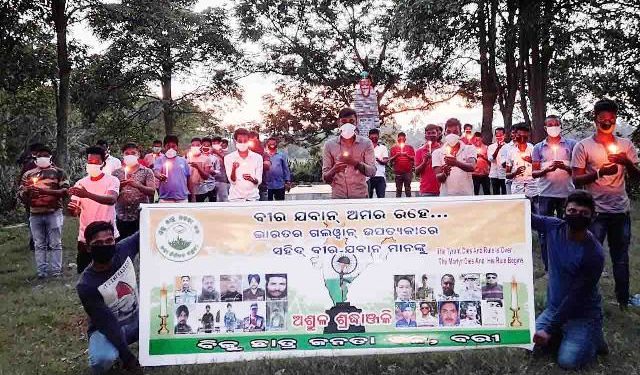 ସହିଦ ଯବାନ ମାନଙ୍କୁ ବରୀ ବିଜୁ ଛାତ୍ର ଜନତା ଦଳ ତରଫରୁ ଅଶ୍ରୁଳ ଶ୍ରଦ୍ଧାଞ୍ଜଳି ଜ୍ଞାପନ