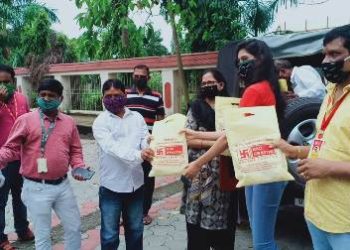 କରୋନା ମହାମାରୀ ସମୟରେ ସହଯୋଗର ହାତ ବଢ଼ାଇଛି ‘ରେଡ୍‍ ସ୍ୱସ୍ତିକ୍‍’ପୋଲିସଙ୍କୁ ଛତା, ଡାକ ସେବା କର୍ମଚାରୀଙ୍କ ମାସ୍କ, ନିରାଶ୍ରୟଙ୍କୁ ଖାଦ୍ୟପୁଡ଼ିଆ ବିତରଣ