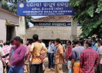 କରୋନା ପରୀକ୍ଷାକୁ ନେଇ ଲାଞ୍ଜିଗଡ଼ ବ୍ଲକରେ ଉତ୍ତେଜନା ; ପ୍ରଶାସନିକ ଅଧିକାରୀଙ୍କୁ ଘେରିଲେ ଲୋକେ