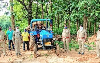 ବନ ବିଭାଗ ର ଚଢ଼ାଉ  କାଠ ବୋଝେଇ ଟ୍ରାକ୍ଟର ଜବତ