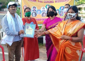 ଗଣମାଧ୍ୟମ ପ୍ରତିନିଧି ହର ପ୍ରସାଦ ଦାସ ଙ୍କୁ କରୋନା ଯୋଦ୍ଧା ଭାବେ ସତ୍ୟ ନଗର ଲେଡିଜ୍ ଫୋରମ୍ ପକ୍ଷରୁ ଏକ ଆୟୋଜିତ ସଭାରେ ସମ୍ଵର୍ଦ୍ଧନା କରାଯାଇଛି ।