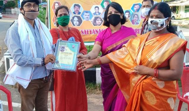 ଗଣମାଧ୍ୟମ ପ୍ରତିନିଧି ହର ପ୍ରସାଦ ଦାସ ଙ୍କୁ କରୋନା ଯୋଦ୍ଧା ଭାବେ ସତ୍ୟ ନଗର ଲେଡିଜ୍ ଫୋରମ୍ ପକ୍ଷରୁ ଏକ ଆୟୋଜିତ ସଭାରେ ସମ୍ଵର୍ଦ୍ଧନା କରାଯାଇଛି ।