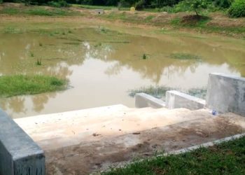 ଦେଢଲକ୍ଷରୁ ଊର୍ଦ୍ଧ୍ୱ ଟଙ୍କାରେ ନିର୍ମିତ ଗାଧୁଆ ତୁଠର ଢଳେଇ ୩ଦିନ ମଧ୍ୟରେ ଉଠିଗଲା   ସୂଚନା ଫଳକ ନାହିଁ : ନିର୍ମାଣରେ ଅନିୟମିତତା ଅଭିଯୋଗ ‘ଜିଲ୍ଲାପାଳଙ୍କ ତଦନ୍ତ ଦାବି’