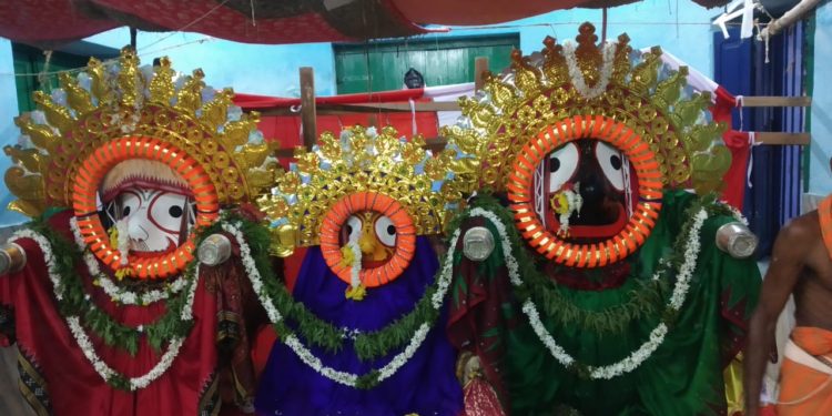 ନୟାଗଡ଼ ଜିଲ୍ଲାରେ ଜଗନ୍ନାଥ ମନ୍ଦିର ରେ ଶ୍ରୀ ଜୀଉ ଙ୍କ ରୀତି ନୀତି ପରମ୍ପରା ଅନୁସାରେ ମହାପ୍ରଭୁ ଙ୍କୁ  ସୁନା ବେଶ ।