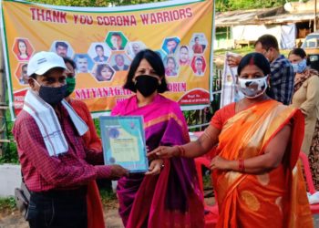 ଗଣମାଧ୍ୟମ ପ୍ରତିନିଧି ହର ପ୍ରସାଦ ଦାସ ଙ୍କୁ କରୋନା ଯୋଦ୍ଧା ଭାବେ ସତ୍ୟ ନଗର ଲେଡିଜ୍ ଫୋରମ୍ ପକ୍ଷରୁ ଏକ ଆୟୋଜିତ ସଭାରେ ସମ୍ଵର୍ଦ୍ଧନା କରାଯାଇଛି ।