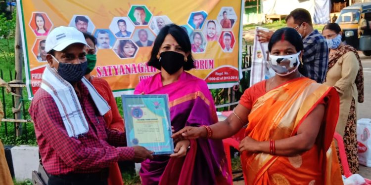 ଗଣମାଧ୍ୟମ ପ୍ରତିନିଧି ହର ପ୍ରସାଦ ଦାସ ଙ୍କୁ କରୋନା ଯୋଦ୍ଧା ଭାବେ ସତ୍ୟ ନଗର ଲେଡିଜ୍ ଫୋରମ୍ ପକ୍ଷରୁ ଏକ ଆୟୋଜିତ ସଭାରେ ସମ୍ଵର୍ଦ୍ଧନା କରାଯାଇଛି ।