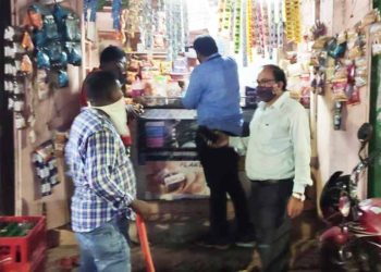 ଜଟଣୀରେ ସାମାଜିକ ଦୁରତାକୁ ଅବମାନନା ତଣ୍ଡ ଗଣିଲେ – ଦୋକାନୀ