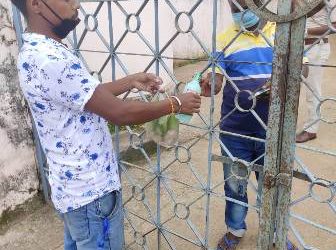 କୋରାନା କାଳରେ ଘରେ ରୁହନ୍ତୁ ଏବଂ ସୁସ୍ଥ ରୁହନ୍ତୁ ବୋଲି ସାଙ୍ଗ ସାଥି ମିଶି ବାର୍ତା ଦେଲେ ଓ ଘରେ ଘରେ ପହଂଚାଇଲେ ଅତ୍ୟାବଶ୍ୟାକ ସାମଗ୍ରୀ