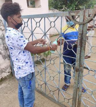 କୋରାନା କାଳରେ ଘରେ ରୁହନ୍ତୁ ଏବଂ ସୁସ୍ଥ ରୁହନ୍ତୁ ବୋଲି ସାଙ୍ଗ ସାଥି ମିଶି ବାର୍ତା ଦେଲେ ଓ ଘରେ ଘରେ ପହଂଚାଇଲେ ଅତ୍ୟାବଶ୍ୟାକ ସାମଗ୍ରୀ