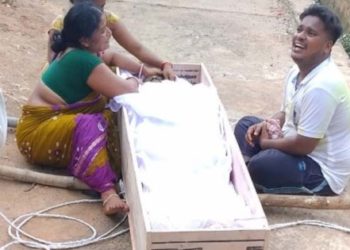 ସ୍ୱାଵ ସେମ୍ପୁଲ୍ ଦେଇ ନାରାୟଣପୁର ଗ୍ରାମ ଘରକୁ ଫେରୁଥିବା ବେଳେ ବାଟରେ ମୃତ୍ୟୁ – ପାରଳଖେମୁଣ୍ଡି