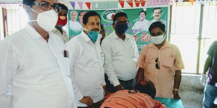 ମାଳିସାହି ପଞ୍ଚାୟତ ରେ ଆୟୋଜିତ ରକ୍ତଦାନ ଶିବିରକୁ ଉଦ୍ଘାଟନ କଲେ ଦଶପଲ୍ଲା ବିଧାୟକ : ରକ୍ତଦାନ ଶିବିର ରେ ୨୬ ୟୁନିଟ୍ ରକ୍ତ ସଂଗ୍ରହ