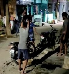 ଗୌଡ ସାହି ରେ ଏକ ବୁଲା କୁକୁରକୁ ପିଟି ପିଟି ହତ୍ୟା କରିଥିବା ଭିଡିଓ ଭାଇରାଲ୍ ୩ ଭାଇଙ୍କ ନାଁ ରେ ମକଦ୍ଦମା ରୁଜୁ – ପାରଳାଖେମୁଣ୍ଡି