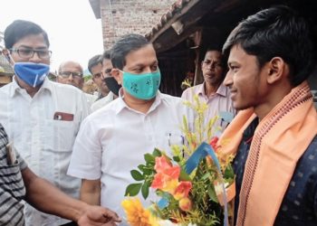 ବାଣିଜ୍ୟ ପରୀକ୍ଷା ରେ ରାଜ୍ୟରେ ପ୍ରଥମ ଓ ଦ୍ବିତୀୟ ସ୍ଥାନ ହାସଲ କରିଥିବା ଛାତ୍ର ଛାତ୍ରୀ ଙ୍କ ଘରକୁ ଯାଇ ଶୁଭେଚ୍ଛା ଜଣାଇଲେ ଦଶପଲ୍ଲା ବିଧାୟକ