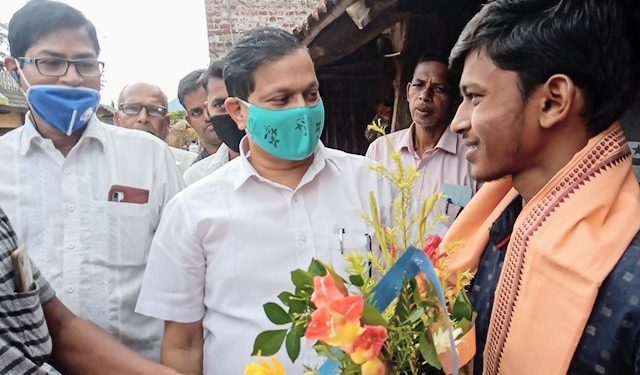 ବାଣିଜ୍ୟ ପରୀକ୍ଷା ରେ ରାଜ୍ୟରେ ପ୍ରଥମ ଓ ଦ୍ବିତୀୟ ସ୍ଥାନ ହାସଲ କରିଥିବା ଛାତ୍ର ଛାତ୍ରୀ ଙ୍କ ଘରକୁ ଯାଇ ଶୁଭେଚ୍ଛା ଜଣାଇଲେ ଦଶପଲ୍ଲା ବିଧାୟକ