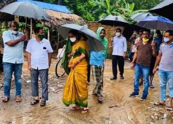 ଲଗାଣ ବର୍ଷାକୁ ଖାତିର ନକରି ଅତଲାପୁର ଗ୍ରାମପଞ୍ଚାୟତ ଲୋକଙ୍କ ର ଦୁଃଖ ବୁଝିଲେ ;  ବିଧାୟିକା ସୁନନ୍ଦା ଦାସ