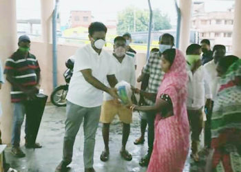 ମୟୂରଭଞ୍ଜ ଜିଲ୍ଲାର ପର୍ଯ୍ୟବେକ୍ଷକ ଓ   ରାଜ୍ୟର ସାଂଗଠନିକ ସଂପାଦକ ପ୍ରଣବ ପ୍ରକାଶ ଦାସ ବାରିପଦା ବନ୍ୟା ଅଂଚଳ ଗ୍ରସ୍ତ  କରି ଶୁଖିଲା ଓ ରନ୍ଧା ଖାଦ୍ୟ ବଣ୍ଟନ