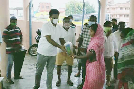 ମୟୂରଭଞ୍ଜ ଜିଲ୍ଲାର ପର୍ଯ୍ୟବେକ୍ଷକ ଓ   ରାଜ୍ୟର ସାଂଗଠନିକ ସଂପାଦକ ପ୍ରଣବ ପ୍ରକାଶ ଦାସ ବାରିପଦା ବନ୍ୟା ଅଂଚଳ ଗ୍ରସ୍ତ  କରି ଶୁଖିଲା ଓ ରନ୍ଧା ଖାଦ୍ୟ ବଣ୍ଟନ