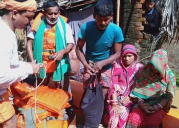 ବିପଦ ସମୟର ବନ୍ଧୁ ଦେବେନ୍ଦ୍ର । ବନ୍ୟା ବିପନ୍ନଙ୍କ ପାଖରେ ପହଞ୍ଚି ଉଦ୍ଧାର କଲେ –  ବରୀ