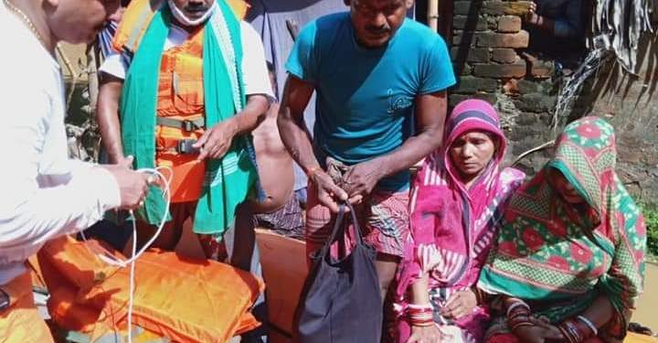 ବିପଦ ସମୟର ବନ୍ଧୁ ଦେବେନ୍ଦ୍ର । ବନ୍ୟା ବିପନ୍ନଙ୍କ ପାଖରେ ପହଞ୍ଚି ଉଦ୍ଧାର କଲେ –  ବରୀ