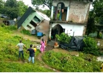 ଲଘୁଚାପର  ପ୍ରବଳ ଲଗାଣ ବର୍ଷା ଯୋଗୁ ବାରିପଦାରେ – ଭୁଶୁଡିଲା କୋଠା