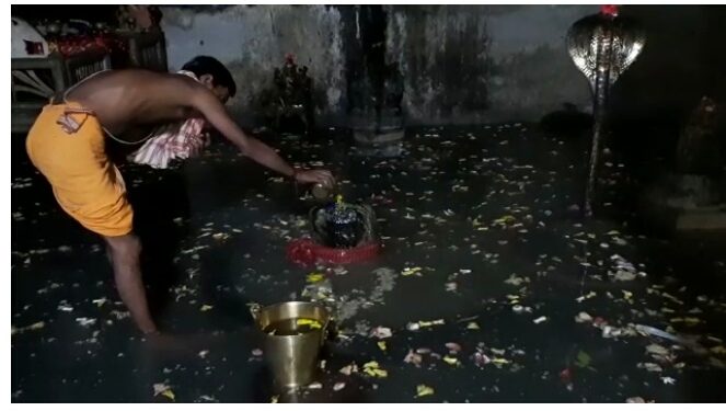ପାଣି ଭିତରେ ଭଦ୍ରକର ବାବା ; ଆଖଣ୍ଡଳମଣି ବିଗ୍ରହ ।