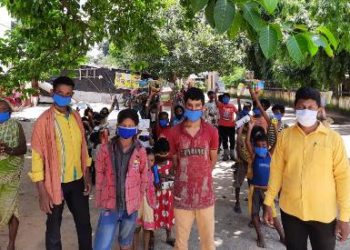 ନୟାପଲ୍ଲୀର ନୂଆସାହି ଅଞ୍ଚଳରେ କୁନି କୁନି ପିଲା ମାନଙ୍କୁ ସଚେତନ କରାଇବା ସହ ମାସ୍କ ଓ ପାଠ୍ୟ ଉପକରଣ ବଣ୍ଟନ  ।।
