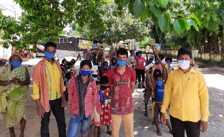 ନୟାପଲ୍ଲୀର ନୂଆସାହି ଅଞ୍ଚଳରେ କୁନି କୁନି ପିଲା ମାନଙ୍କୁ ସଚେତନ କରାଇବା ସହ ମାସ୍କ ଓ ପାଠ୍ୟ ଉପକରଣ ବଣ୍ଟନ ।।