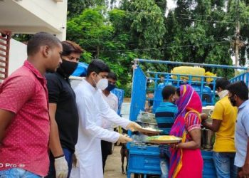 ସ୍ବର୍ଗତ ରାଜୀବ ଗାନ୍ଧୀଙ୍କ ଜନ୍ମ ଜୟନ୍ତୀ ଅବସରରେ ଯୁବ କଂଗ୍ରେସ କମିଟିର  ସମ୍ପାଦକ ଶ୍ରୀଯୁକ୍ତ ଅଭିଳାଷ ମାଣିଆଙ୍କ ତତ୍ତ୍ବାବଧାନରେ ରନ୍ଧା ଖାଦ୍ୟ  ବଣ୍ଟନ