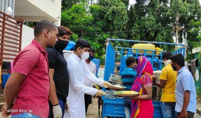 ସ୍ବର୍ଗତ ରାଜୀବ ଗାନ୍ଧୀଙ୍କ ଜନ୍ମ ଜୟନ୍ତୀ ଅବସରରେ ଯୁବ କଂଗ୍ରେସ କମିଟିର  ସମ୍ପାଦକ ଶ୍ରୀଯୁକ୍ତ ଅଭିଳାଷ ମାଣିଆଙ୍କ ତତ୍ତ୍ବାବଧାନରେ ରନ୍ଧା ଖାଦ୍ୟ  ବଣ୍ଟନ