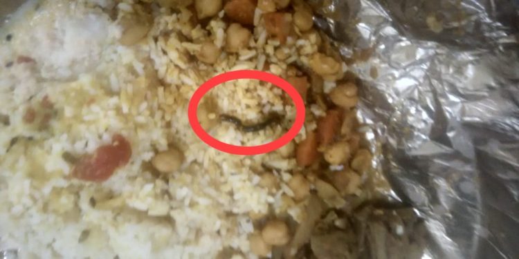 ଅସ୍ଥାୟୀ ସ୍ବାସ୍ଥ୍ୟ କେନ୍ଦ୍ରରେ ରହିଥିବା  କରୋନା ଆକ୍ରାନ୍ତଙ୍କୁ ଦିଆଯାଇଥିବା ଖାଦ୍ୟ ରେ ବିଛା