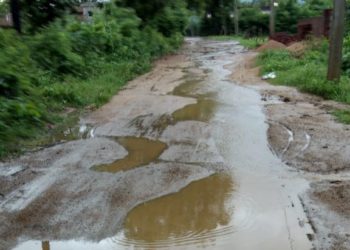 ପ୍ରଶାସନ ର ଆଢୁଆଳରେ : ପ୍ରଧାନମନ୍ତ୍ରୀ ସଡକ ଯୋଜନା ଅଧାପନ୍ତରିଆ ହୋଇ ଶୋଚନୀୟ ଅବସ୍ଥାରେ ପଡି ରହିଛି