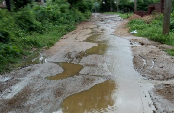 ପ୍ରଶାସନ ର ଆଢୁଆଳରେ : ପ୍ରଧାନମନ୍ତ୍ରୀ ସଡକ ଯୋଜନା ଅଧାପନ୍ତରିଆ ହୋଇ ଶୋଚନୀୟ ଅବସ୍ଥାରେ ପଡି ରହିଛି