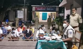 ୨ ଜୁଆ ଆଡ୍ଡା ଉପରେ ହିଞ୍ଜିଳି ପୁଲିସର ଚଢାଉ : ୨୬ ଜୁଆଡ଼ି ଗିରଫ ୧ଲକ୍ଷ ୬୮ ହଜାର ଟଙ୍କା ସମେତ ୧୨ ବାଇକ ଓ ୧୭ ମୋବାଇଲ ଜବତ – ହିଞ୍ଜିଳିକାଟୁ